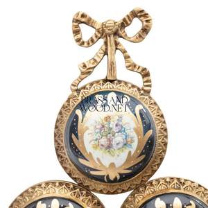 Décoration murale antique en laiton avec trois assiettes en porcelaine dans un cadre doré orné d'œuvres d'art florales classiques - Product Image 2