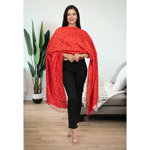 Écharpe en laine rouge pour femme, ensemble écharpe, gants et chapeau, design floral - Product Image 2