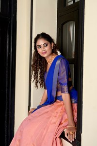 Belle soie traditionnelle Banarasi Lehenga Choli à la demande avec tissage Zari en or complexe pour les mariées - Product Image 3