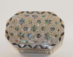 Boîte à bijoux élégante et moderne en bois gravé à motif floral, incrustation nacre, faite à la main, organisateur de rangement, décoration d'intérieur - Product Image 3