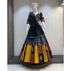 Chaniya Choli traditionnel pour femme, en coton Ikkat Khadi, dessiné à la main, réversible, concept demi-demi, pour l'été et les occasions festives - Product Image 2