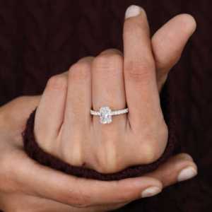 แหวนหมั้นเพชรทรงเรเดียนท์คัท ผลิตในห้องปฏิบัติการ พร้อมวงแหวนไฮโลแบบซ่อน ความใสระดับ VS1 มีตัวเลือกโลหะหลากหลาย ดีไซน์งานฝีมือที่เป็นเอกลักษณ์ - Product Image 5