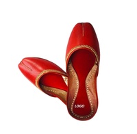 Chaussures Khussa personnalisées de haute qualité Semelle en cuir plate couleur rouge unie Intérieur Casual Party Wear Punjabi Jutti Pakistanais Femmes Khussa