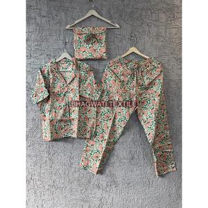 Joli ensemble de pyjama de nuit en coton imprimé à la main pour femmes vêtements de nuit thermiques à imprimé floral - Product Image 1