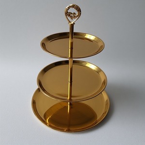 Support de gâteau en métal en aluminium finition laiton fabriqué à la main avec bord élégant idéal pour les mariages traditionnels et les maisons de luxe - Product Image 3