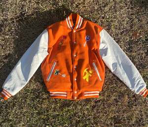 ผู้ผลิต OEM เสื้อแจ็คเก็ตเบสบอล Letterman Varsity คุณภาพสูงสำหรับผู้ชาย ปักลายด้านหน้าตามสั่ง สำหรับฤดูหนาว เป็นมิตรกับสิ่งแวดล้อม สไตล์ไฮสตรีท - Product Image 1