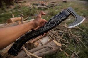 ขวานไวกิ้งคุณภาพสูง ขายดี ผลิตด้วยมือ ด้ามแกะสลัก ใบมีดเหล็กกล้าคาร์บอนสูง ขัดลาย สำหรับตั้งแคมป์ รุ่น Tom/wk Hatchet - Product Image 5