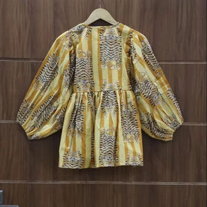 Minivestido con estampado de bloques de tigre Kyra con cierre de hilo con logotipo frontal de tela tejida con cuello profundo - Product Image 3