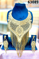 Collier géométrique élégant avec pendentif à perles de globe à étages, longues boucles d'oreilles pendantes, bague assortie 63083