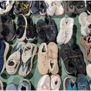 Venta al por mayor de pacas de zapatos usados para adultos de 45 kg, 50 kg, 80 kg, 100 kg, mezcla de zapatillas, sandalias y botas para hombre y mujer para tiendas de segunda mano. - Product Image 1