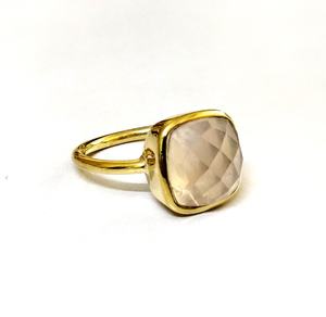 Bagues en pierre de quartz rose naturelle de style classique en gros, bijoux en laiton couleur or pour anniversaire, pierre en laiton couleur or en gros - Product Image 1