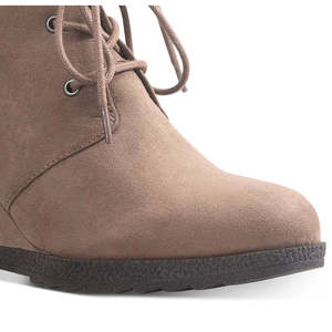 Botas Chelsea Kiraa para Mujer de Sun + Stone, Diseño de Tobillo Alto y Deslizable, Plantilla de Madera, Transpirables y Elegantes para Otoño e Invierno - Product Image 2