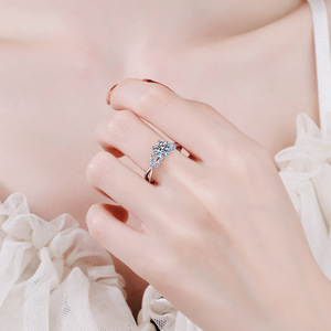 Bague de fiançailles Jeulia Moissanite - Six griffes torsadées en argent sterling plaqué rhodium, motif floral en forme d'herbe - Product Image 5