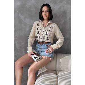 Collection en gros de chemisiers et de blouses en dentelle pour femmes - Product Image 5