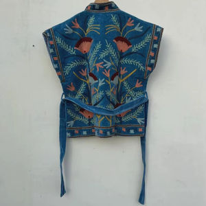 Chaleco Bordado Suzani de Terciopelo Azul con Cinturón, Chaleco Floral Bohemio para Festivales, Chaqueta Étnica, Chaqueta Corta sin Mangas Bohemio - Product Image 1
