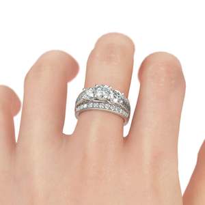 แหวนเพชรทรงกลมสามเม็ดชุบทอง 18K สำหรับเด็ก - Product Image 4