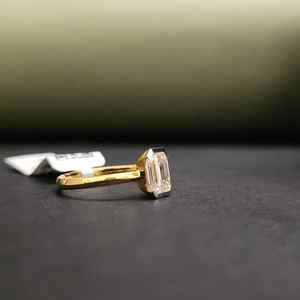 Anillo de banda amarilla con moissanita de corte esmeralda en oro de 14K chapado con engaste pavé, certificado IGI, moderno para compromiso - Product Image 4