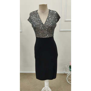 Vestido midi de crepé importado con cuello cruzado y manga corta para mujer, con detalles brillantes, 37288 - Gris - Product Image 5