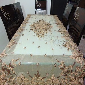 Ensemble table à manger 4 places au design floral moderne Mobilier de salle à manger élégant avec chemin de table brodé et fait à la main - Product Image 4