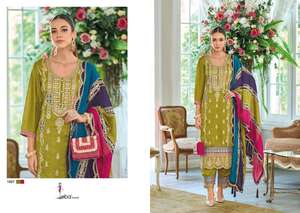 Tenue pakistanaise en chinon, style designer tendance, avec un look élégant et des broderies lourdes, salwar kameez, stock disponible, commandes en gros - Product Image 5