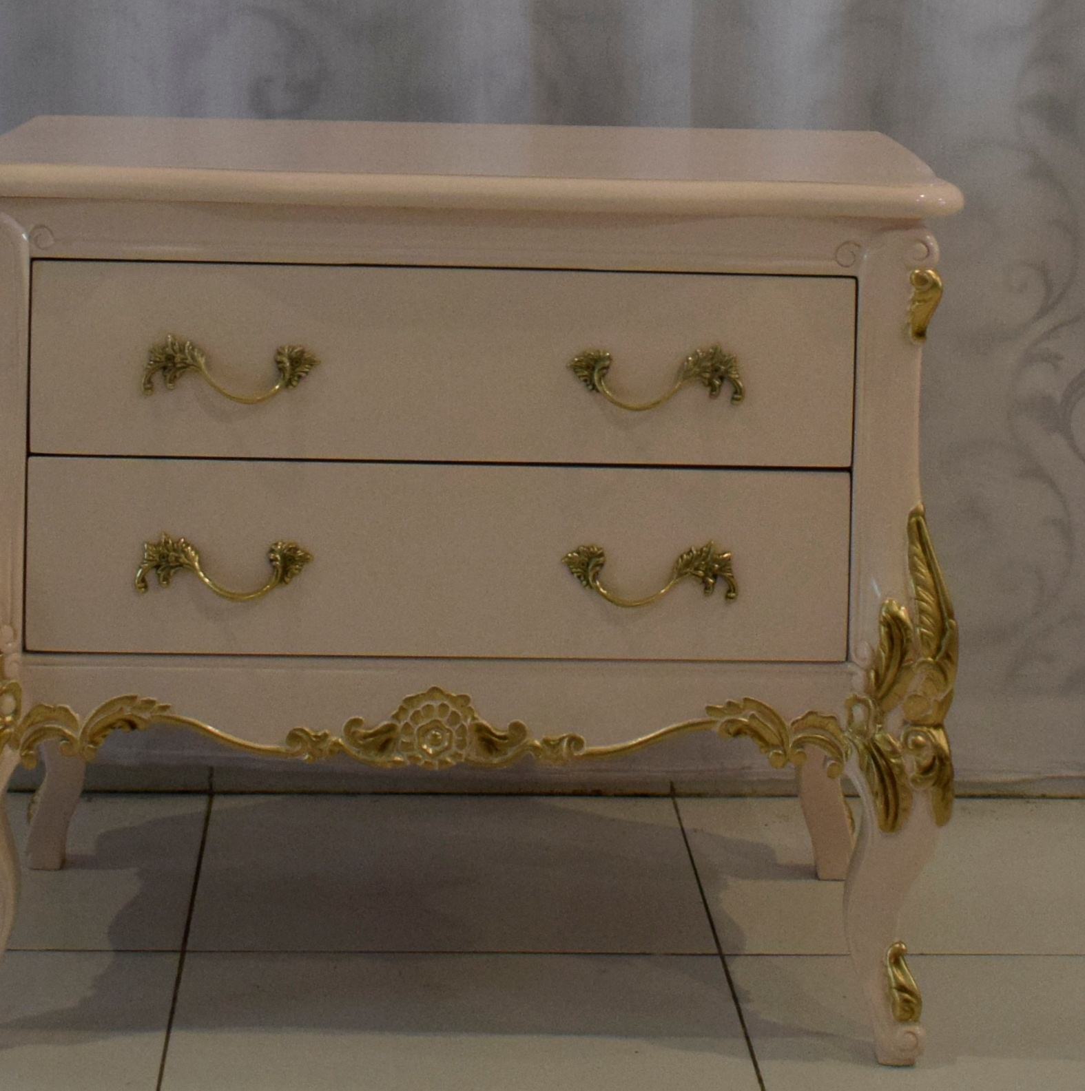 สีขาวและสีทอง