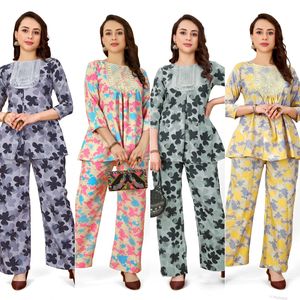 ชุดเสื้อและกางเกงมีกระเป๋าทั้งสองข้างพิมพ์ลายผ้าเครปหนักพร้อมงานเย็บปักถักร้อยที่คอ - Product Image 6