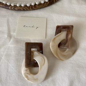 Boucles d'oreilles tribales durables avec corne naturelle pour les fashionistas écologiques qui préfèrent les bijoux et accessoires éthiques faits à la main - Product Image 1