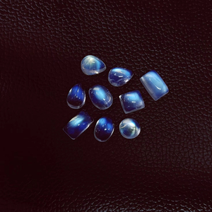 Mehrajudin Gems Pierre de lune blanche arc-en-ciel naturelle de bonne qualité, cabochon fait main [taille de bague] |   Pierre précieuse tierce partie - Product Image 1