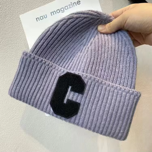 Gorros con diseño de bordado de logotipo personalizado, gorros de punto cálidos de invierno elásticos con logotipo de equipo de empresa DIY para hombres y mujeres, tela amigable para viajes - Product Image 1