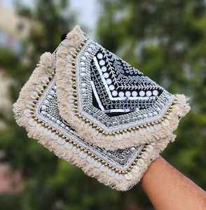 Pochette artisanale Boho chic avec broderie de glands de perles de coquillages pour les mariages occasions spéciales Un accessoire de déclaration - Product Image 5