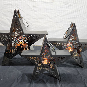 Lanterne de Noël en forme d'étoile en fer gravé en métal fait main avec bougeoirs et bocaux pour la décoration intérieure - Product Image 1