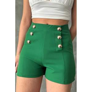 กางเกงขาสั้นผู้หญิงสีเขียวมรกตติดกระดุมขายส่ง Topshow - Product Image 4