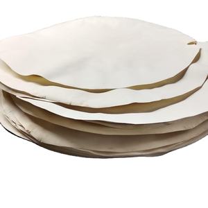 Estas pieles parecen ser pieles de animales naturales, posiblemente de cabra o vaca, utilizadas para hacer cueros de tambor. - Product Image 5