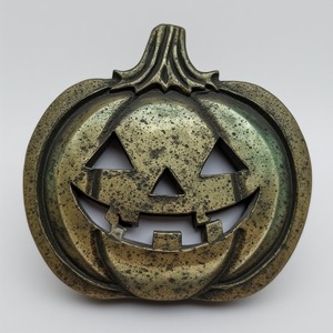 Elégante figurine de citrouille en aluminium patiné, fabriquée à la main, conçue pour le style raffiné d'Halloween avec saisonnier - Product Image 1