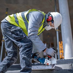 Meuleuse d'angle sans fil BITURBO GWS 18V-180 P avec disque de 180 mm, profondeur de coupe de 230 mm, interrupteur de protection, 2 disques de coupe inclus - Product Image 3