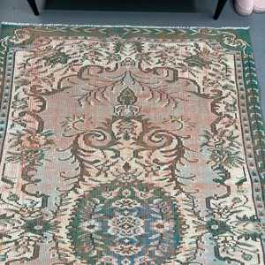 Alfombra Vintage de 4.8x7.4 pies, Alfombra Turca de Lana con Diseño Floral Verde y Rojo - Product Image 3