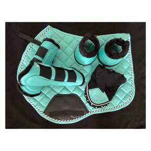 Ensemble de tapis de selle de dressage matelassé vert menthe Fizzan International, confortable et polyvalent, avec sangles de selle, protège-étriers et protège-masque - Product Image 1