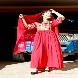 Vestidos afganos tradicionales de mujer de color negro con bordado dorado de proveedor al por mayor - Product Image 6