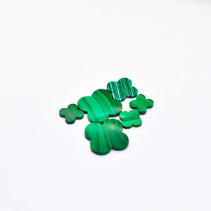 Malaquita natural Cuatro tréboles 4x Ambos lados Parte posterior plana Trébol de piedras preciosas lisas Diseñador de alta calidad Malaquita Cabujón de trébol Suelto - Product Image 5