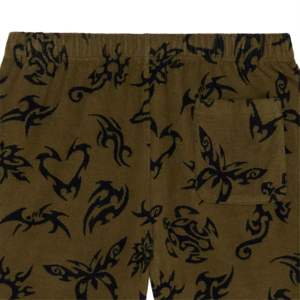 Trendy Streetwear Print Olive Shorts-Short graphique audacieux et élégant pour hommes et femmes, parfait pour une tenue décontractée - Product Image 5