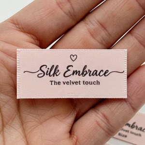Patchs tissés sur mesure en satin damassé rapide OEM ODM sur mesure Excellence Lingerie pour femmes Vêtements intérieurs Étiquettes de vêtements Livraison rapide - Product Image 5