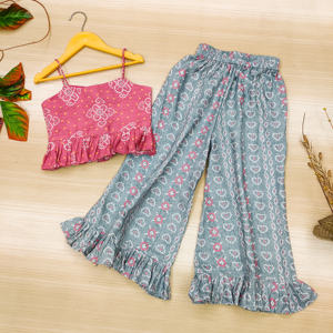 Ensemble Sharara gris et haut Bandhani rose entièrement cousu, style Indo-Occidental, pour filles, par Shoryam Fashion – Tenue de créateur traditionnelle pour enfants, idéale pour les fêtes - Product Image 1