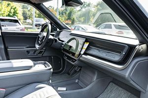 Rivian R1S Adventure Edition 2023, Motor Dual, Tracción Trasera, Paquete de Batería Grande, Exterior Medianoche, Interior Automático de Cuero, Interior Claro R20 - Product Image 2