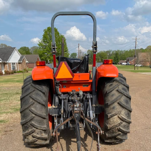 Tractor de ruedas Kubota M8540 de 60HP disponible para trabajos agrícolas que ofrece un funcionamiento suave de alta potencia y precisión - Product Image 1