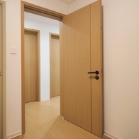 Porte intérieure moderne en chêne blanc, placage naturel coupé en rift, âme pleine, porte à panneau lisse avec charnières dissimulées et serrure magnétique