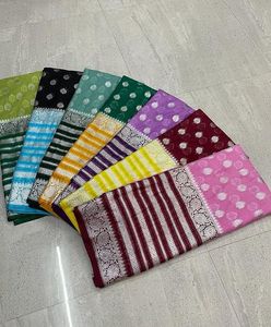 Sarees de seda brocados de color marfil hechos a medida con bordes dorados ideales para reventa en tiendas de ropa - Product Image 5