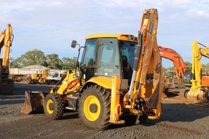 Chargeuse-pelleteuse JCB 3CX d'occasion avec pelle et chargeur frontal, modèle 2022, 10 tonnes, capacité de godet de 1,3 m, pompe, moteur et boîte de vitesses - Product Image 6