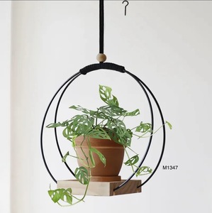 Maceta colgante de macramé bohemio hecha a mano, Base de metal y madera para interiores y exteriores con forma de hoja, estilo de diseño bohemio - Product Image 1