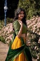TENNECY Choli Jaune Style Indien du Sud en Soie Artisanale Kanchipuram avec Motifs Zari et Dentelle, Longueur Cheville, Infroissable, Réversible, Couleurs Vives