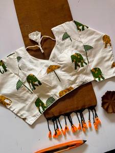 ผ้าส่าหรีผ้าฝ้ายคัดสรรแบบดีไซเนอร์ พร้อมเสื้อผ้าฝ้ายพิมพ์ลายและบุฟองน้ำสำเร็จรูป Aura Cotton Blouse - Product Image 6